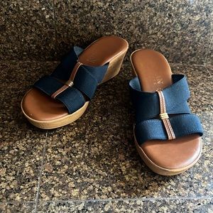 Italian Shoemakers Wedge Shoes Size 7 in Navy Blue